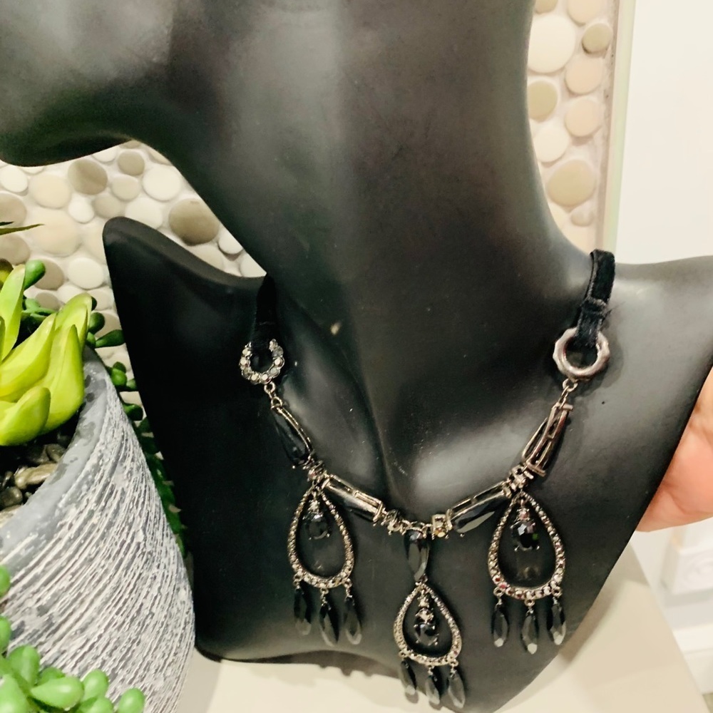 N38- High quality black velvet crystals necklace